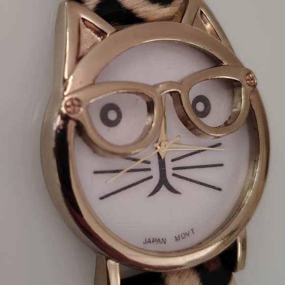 Leopard Print Cat Face Watch with Gold Tone Accents - Picture 4 of 8